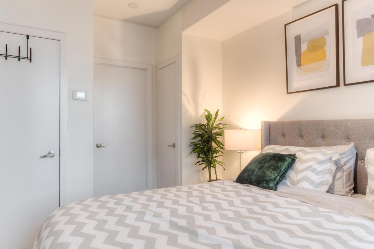 Stylish Newly Furnished Condo With Beautiful Lake View Toronto Zewnętrze zdjęcie
